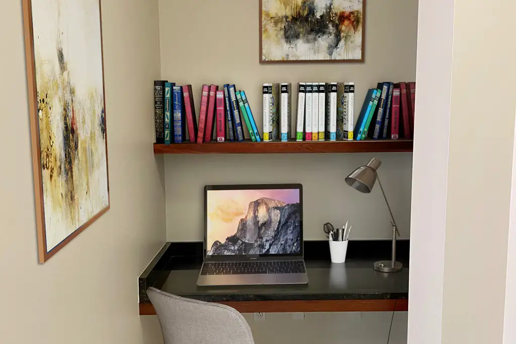 IL2Bdrm-Corner-Desk